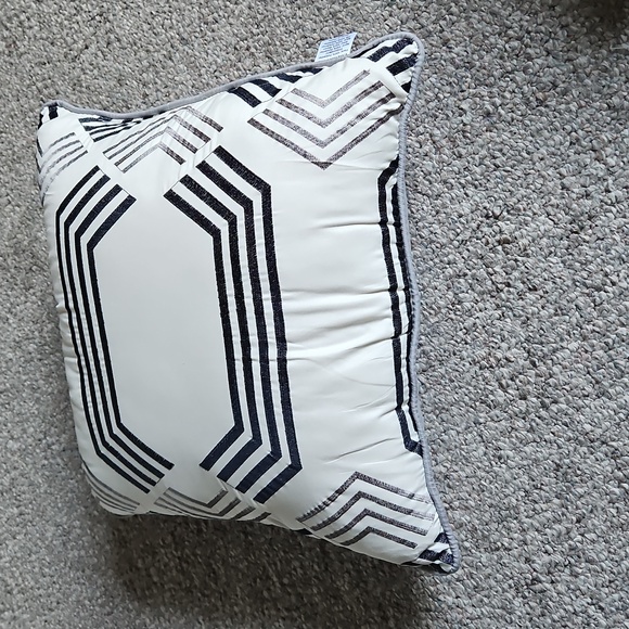 NWOT Elegant Navy Blue and White 3 Decorative Pillow Set